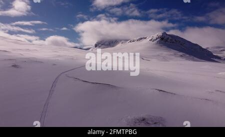 Photo prise avec un drone de la piste Kungsleden entre Abiskojaure et Tjaktja (pendant la raquette), couverte dans le spectacle en avril 2021. Banque D'Images