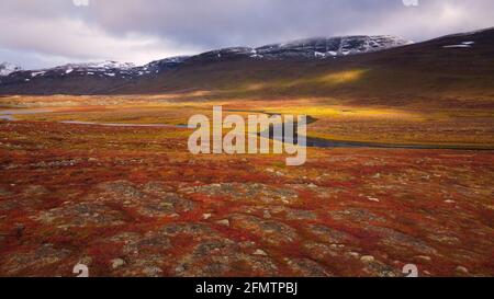 Une photo prise avec un drone de la piste Kungsleden entre Abiskojaure et Tjaktja, couleurs stupides d'automne, septembre 2020. Banque D'Images