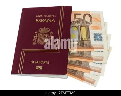 Passeport espagnol avec 50 euros de curency sur fond blanc. Banque D'Images