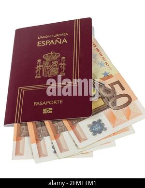 Passeport espagnol avec 50 euros de curency sur fond blanc. Banque D'Images