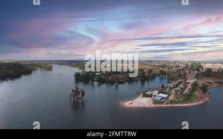 Vue aérienne depuis un lac avec une plage. Mina de Sao Domingos, Alentejo P. Banque D'Images