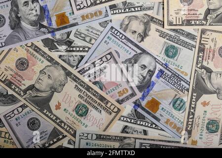 Billets des États-Unis d'Amérique - dollars - un tas. Il y a tous inclus - 100 50 20 10 2 et 1 dollar de factures dans ce fond d'argent Banque D'Images