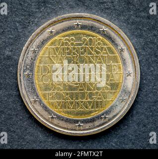 Côté national de deux pièces en euros émises par le Portugal isolées sur fond noir. Édition spéciale 250 ans de l'impression nationale. Banque D'Images