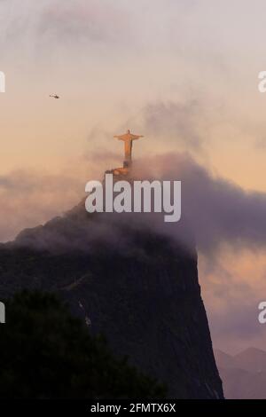 Belle vue sur la montagne du Corcovado et la statue du Christ Rédempteur Banque D'Images