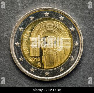 Côté national de deux pièces en euros émises par l'Espagne isolées sur fond noir. Édition spéciale Patrimoine mondial, Vieille ville de Saint-Jacques-de-Compostelle Banque D'Images