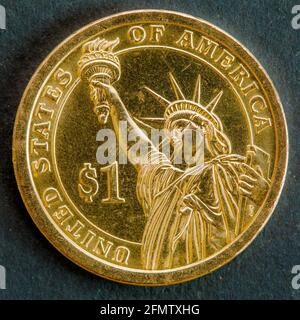 Pièce d'un dollar sur fond noir foncé. La Statue de la liberté. Banque D'Images