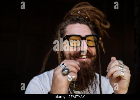 portrait d'un type de hipster avec des lunettes et des dreadlocks et un Banque D'Images