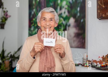Une femme âgée à son domicile détient son certificat de vaccination après avoir reçu le vaccin Covid-19 lors d'une vaccination en Colombie. Vaccination authentique ce Banque D'Images
