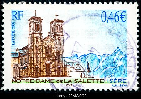 FRANCE - VERS 2002 : un timbre imprimé en France montre l'église notre Dame de la Salette vers 2002 Banque D'Images