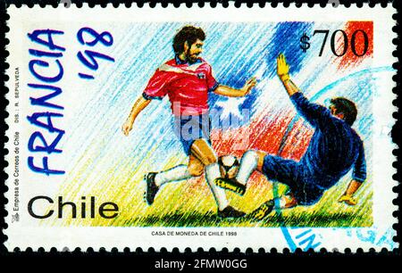 Chili - Circa 1998: Timbre-poste annulé imprimé par le Chili, montre deux athlètes de football de la série consacrée à la coupe du monde de France 98, vers 199 Banque D'Images