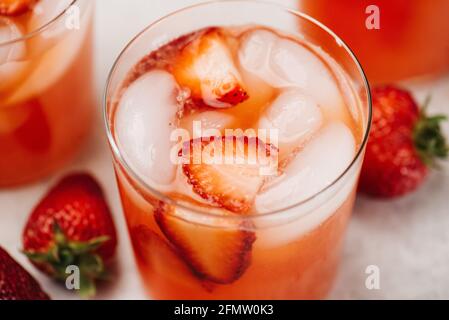 Verre de limonade aux fraises avec tranches de fraises Banque D'Images