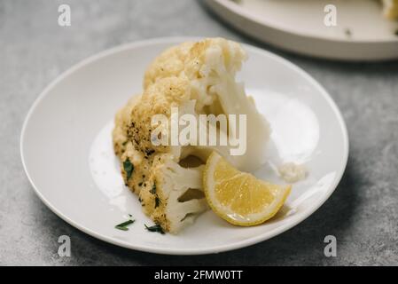 Coin de chou-fleur rôti entier avec citron et persil Banque D'Images