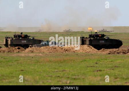 Smardan tir Range, Roumanie. 11 mai 2021. Un exercice militaire conjoint a lieu dans le champ de tir de Smardan, dans le sud-est de la Roumanie, le 11 mai 2021. Les présidents de Roumanie et de Pologne ont assisté mardi à l'exercice militaire conjoint dans le cadre des exercices "Justice Sword 21" du champ de tir de Smardan, selon un communiqué de presse de l'Administration présidentielle roumaine. Credit: Cristian Cristel/Xinhua/Alay Live News Banque D'Images