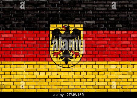 Drapeau historique de l'Allemagne de l'Ouest peint sur un mur de briques Banque D'Images