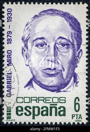 ESPAGNE - VERS 1981; Timbre imprimé en Espagne montre l'auteur Gabriel Miro Ferrer Banque D'Images