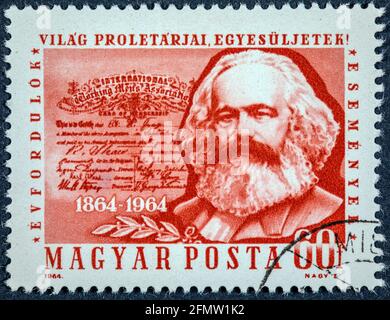 HONGRIE - VERS 1964: Un timbre imprimé en Hongrie du "100e anniversaire de la première internationale" numéro montre Karl Marx Banque D'Images