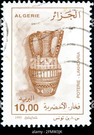 ALGÉRIE - VERS 1995: Un timbre imprimé en Algérie du numéro de la poterie traditionnelle montre Pitcher de Lakhdaria, vers 1995. Banque D'Images