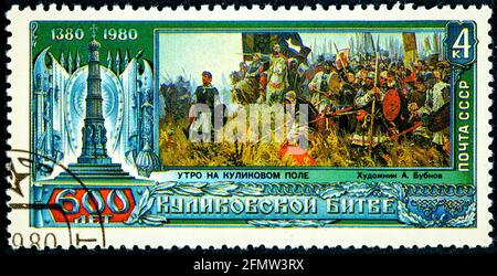 URSS - VERS 1980: Un timbre imprimé en Union soviétique montre la peinture "Morning on the Field of Kulikovo" (600e anniversaire) par A.Bubnov (1908-1964) c Banque D'Images