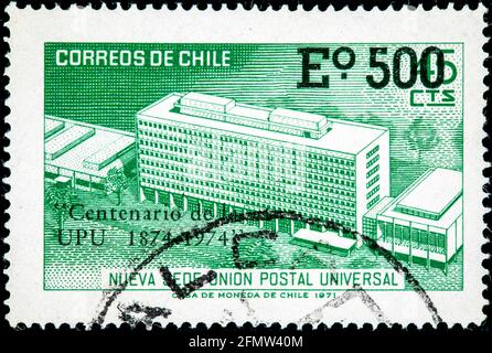 Chili - VERS 1971 : un timbre imprimé au Chili montre le nouveau siège de l'Union postale universelle, UPU, à l'occasion de son centenaire, vers 1971 Banque D'Images