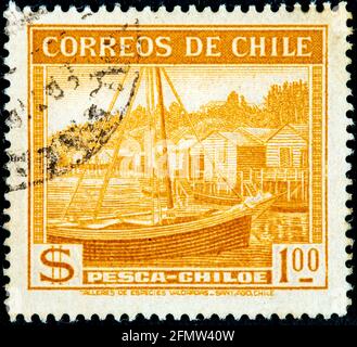 CHILI - VERS 1938 : un timbre imprimé au Chili montre une vue de Pesca Chiloe, vers 1938 Banque D'Images