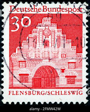 ALLEMAGNE - VERS 1967 : un timbre imprimé en Allemagne (Berlin-Ouest) montre la porte nord de la ville de Flensburg (Nordentor) vers 1967 Banque D'Images