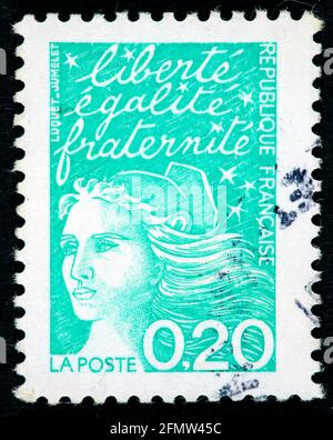 FRANCE VERS 1980 : UN timbre-poste imprimé en France avec le portrait de Marianne et l'écriture de liberté, égalie, fraternite Banque D'Images