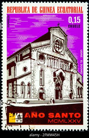 GUINÉE ÉQUATORIALE - VERS 1975: Un timbre imprimé en Guinée équatoriale, année Sainte montré Udine, le Duomo Circa 1975 Banque D'Images