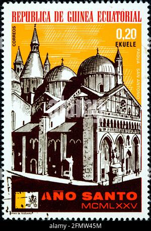 GUINÉE ÉQUATORIALE - VERS 1975: Un timbre imprimé en Guinée équatoriale, année Sainte montre Padoue, le Duomo Circa 1975 Banque D'Images