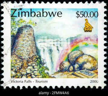 ZIMBABWE - VERS 2000 : un timbre imprimé au Zimbabwe montre les chutes Victoria, vers 2000 Banque D'Images