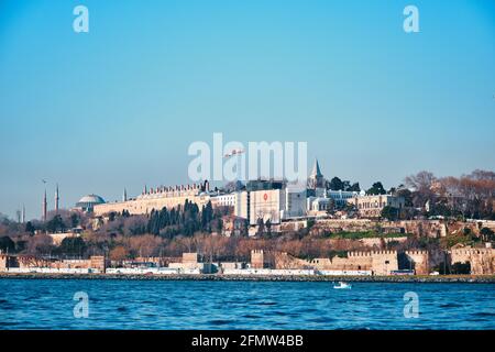 hagia sophia et le palais de topkapi vue depuis le bosphore istanbul pendant la journée ensoleillée et tôt le matin. Banque D'Images