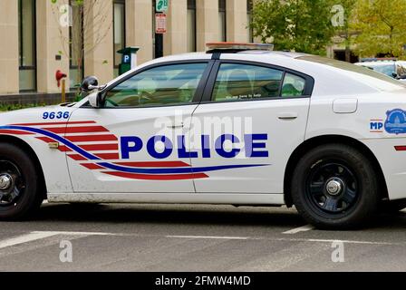 Washington, D.C., États-Unis - 3 novembre 2020 : un croiseur du service de police métropolitain bloque la 16e rue NW près de la Maison Blanche le jour de l'élection. Banque D'Images