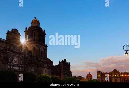 Mexico, place Zocalo centrale et cathédrale métropolitaine de l'Assomption de la Sainte Vierge Marie au coucher du soleil. Banque D'Images