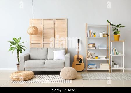Intérieur du salon moderne avec étagère et canapé Banque D'Images