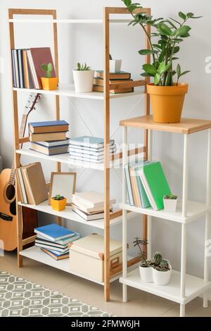 Étagère avec livres à l'intérieur de la pièce Banque D'Images