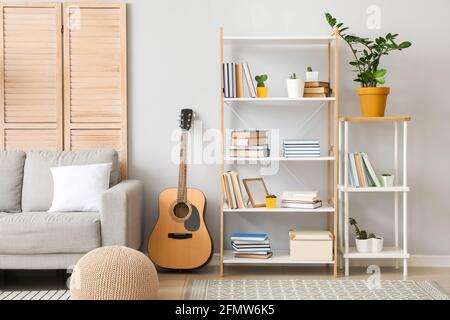 Intérieur du salon moderne avec étagère et canapé Banque D'Images