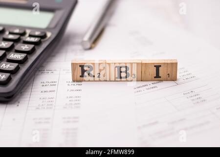 Assam, inde - 30 mars 2021 : Mot RBI écrit sur une image de stock de cubes en bois. Banque D'Images