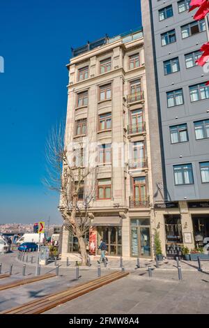 magnifique bâtiment architectural et son coin s'étend au ciel à istanbul près de la tour de galata. détails de style rétro et vintage des fenêtres du bâtiment Banque D'Images