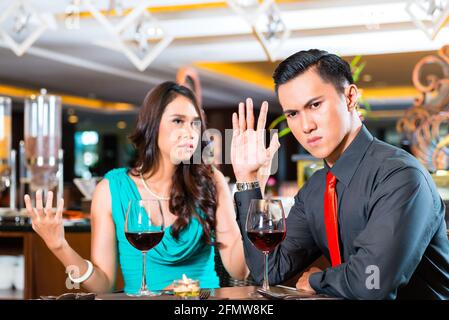 Asian Couple quarelling in restaurant Banque D'Images