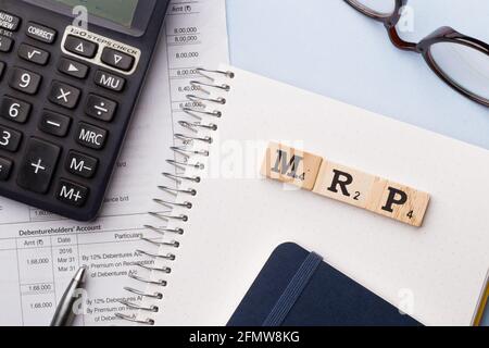 Assam, inde - 30 mars 2021 : Mot MRP écrit sur image de stock de cubes en bois. Banque D'Images