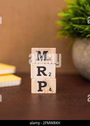 Assam, inde - 30 mars 2021 : Mot MRP écrit sur image de stock de cubes en bois. Banque D'Images