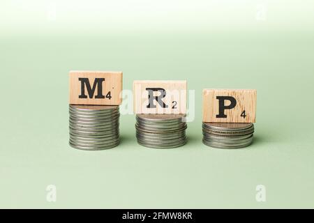 Assam, inde - 30 mars 2021 : Mot MRP écrit sur image de stock de cubes en bois. Banque D'Images