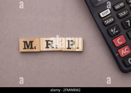 Assam, inde - 30 mars 2021 : Mot MRP écrit sur image de stock de cubes en bois. Banque D'Images