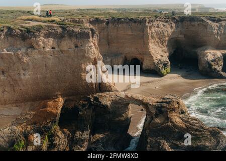 Montana de Oro, Californie-États-Unis, 8 mai 2021 falaises spectaculaires, falaises, Grottes, et silhouette des gens qui marchent, vue sur l'océan Pacifique en arrière-plan., Monta Banque D'Images