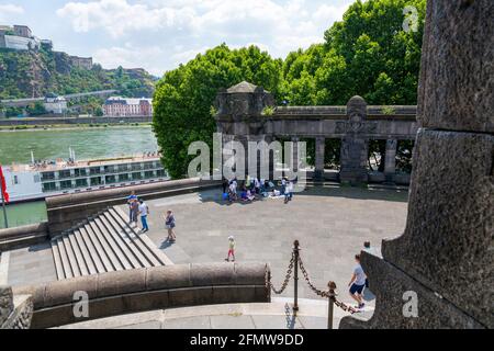 Koblenz, Allemagne - 07 juillet 2018 : les gens se reposent près du monument de l'empereur Guillaume I à Koblenz Banque D'Images