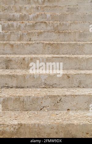 la base de l'escalier après le ciment a mis - vue frontale plein cadre. Banque D'Images