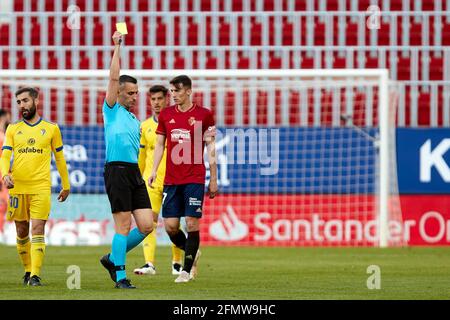 Pampelune, Espagne. 11 mai 2021. L'arbitre donne une carte jaune à Budimir lors du match espagnol de la Liga Santander entre CA Osasuna et Cádiz CF au stade de Sadar.(finale Score; CA Osasuna 3-2 Cádiz CF) (photo de Fernando PIdal/SOPA Images/Sipa USA) crédit: SIPA USA/Alay Live News Banque D'Images