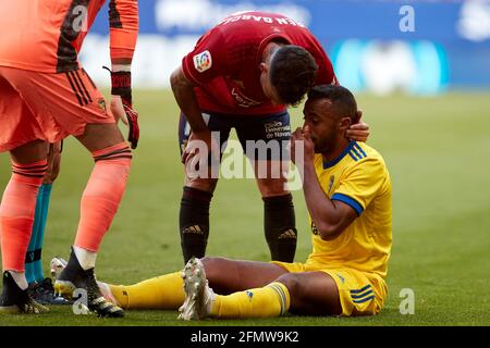 Pampelune, Espagne. 11 mai 2021. Carlos Akapo Martínez (défenseur; Cádiz CF), Ruben García (milieu de terrain; CA Osasuna) et David Gil Mohedano (gardien de but; Cádiz CF) en action pendant le match espagnol de la Liga Santander entre CA Osasuna et Cádiz CF au stade de Sadar.(final Score; CA Osasuna CF) photo de Fernando/Sádiar (3-2) SIPA USA/Alamy Live News Banque D'Images