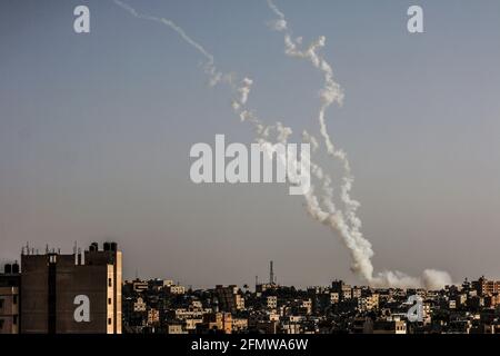 Gaza, Palestine. 11 mai 2021. Des roquettes sont lancées depuis Gaza et ciblent les villes israéliennes en réponse aux frappes aériennes israéliennes dans la bande de Gaza. Crédit : SOPA Images Limited/Alamy Live News Banque D'Images