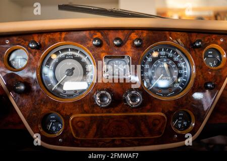 Tableau de bord en bois d'une voiture classique Alvis des années 1960, Nouvelle-Zélande Banque D'Images