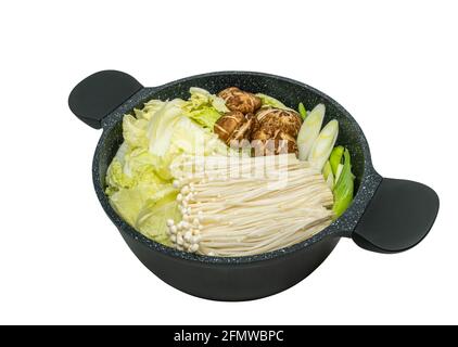 Isolé divers légumes frais dans le noir moderne avec le motif de texture pierre, préparer des légumes pour des repas asiatiques sains comme soupe de légumes. Banque D'Images